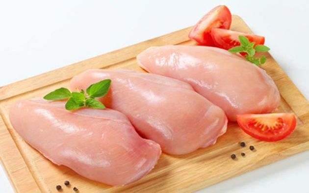 Ức gà được xem là phần thịt trắng thơm ngon, giàu dinh dưỡng nhất trong con gà