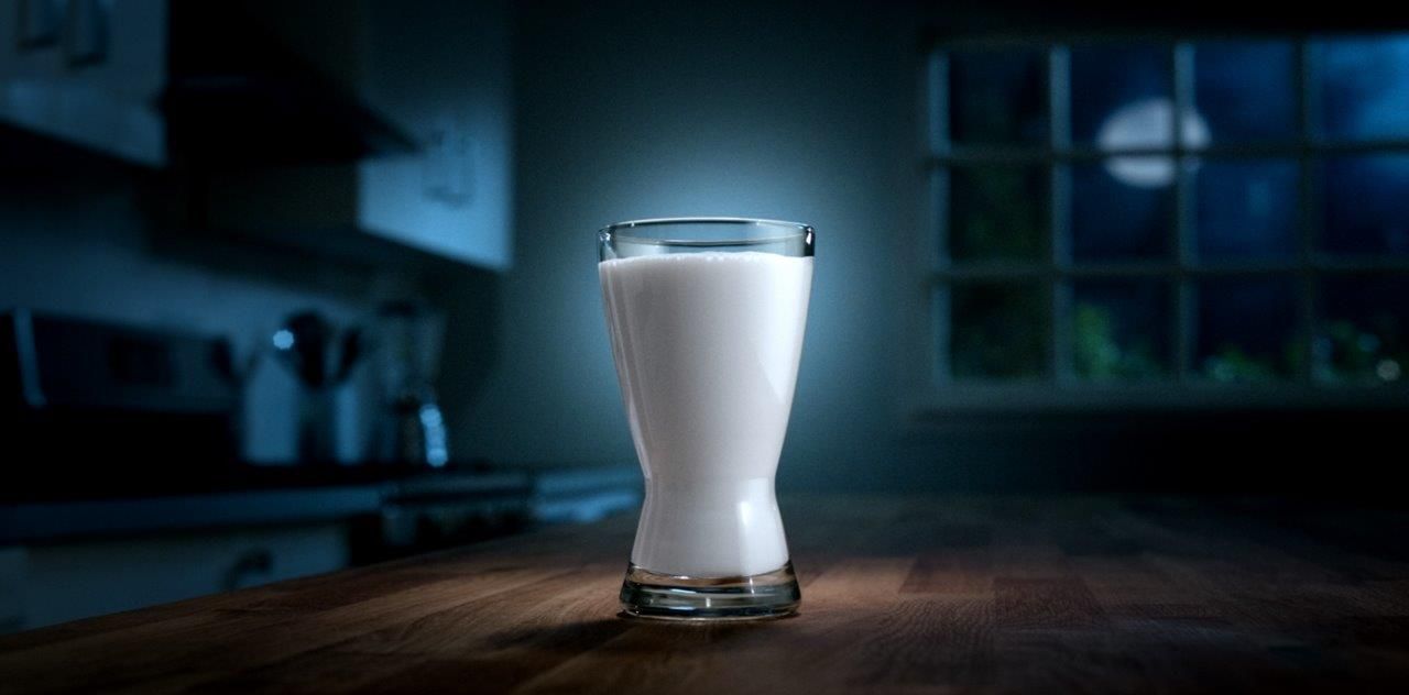 Uống sữa vào 3 khung giờ vàng sẽ giúp trẻ hấp thụ canxi, bé cao lớn vượt trội