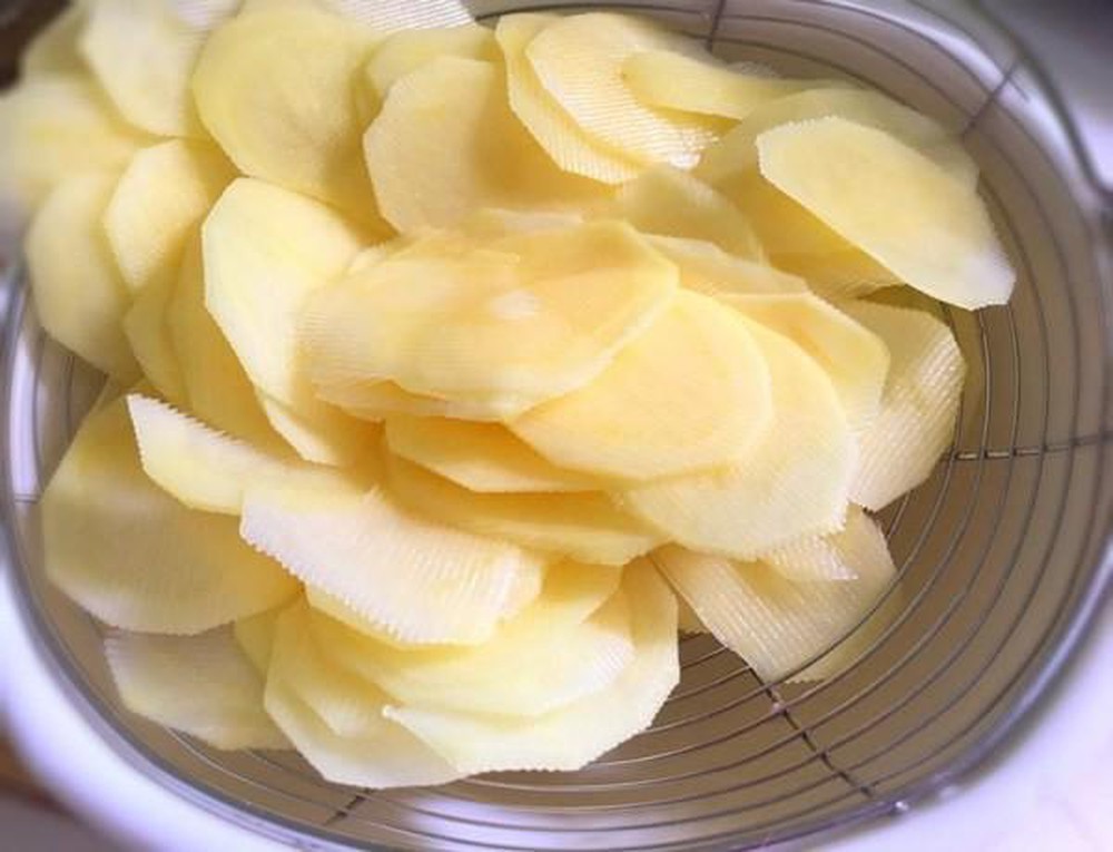 Cách làm bim bim khoai tây tại nhà vừa giòn tan thơm ngon lại đảm bảo vệ sinh.