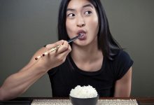 Những thói quen ăn cơm khiến bạn có nguy cơ cao mắc bệnh dạ dày