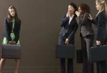 phụ nữ thường gặp những rắc rối nào trong môi trường công sở