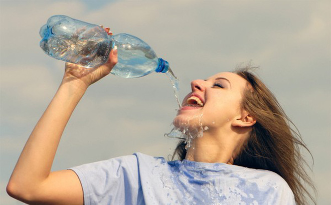 Rất nhiều người mắc phải 3 thói quen uống nước không chỉ hại thận mà còn khiến tim suy yếu