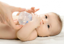 Có nên cho trẻ sơ sinh uống nước hay không