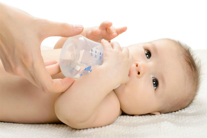 Có nên cho trẻ sơ sinh uống nước hay không