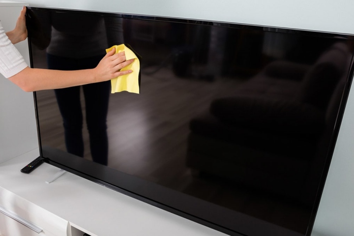 Hướng dẫn lau sạch tivi màn hình phẳng an toàn, hiệu quả, không gây chập điện