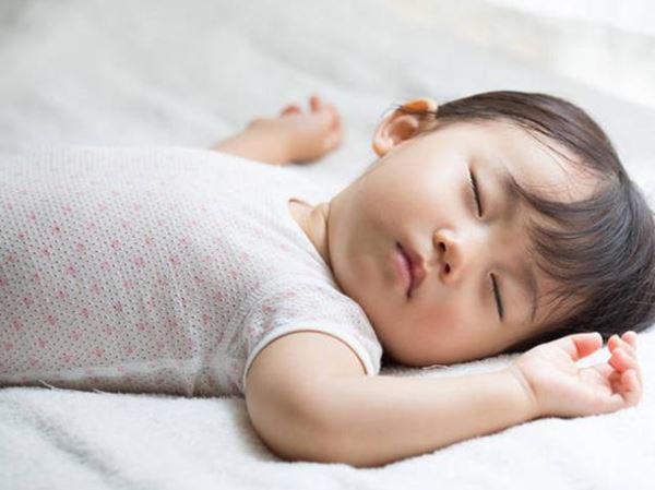 Cách giúp trẻ sơ sinh ngủ sâu giấc, không bị giật mình khi ngủ