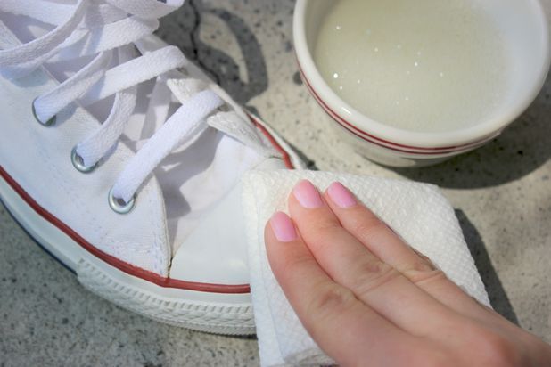 Những cách tẩy sạch vết mốc trên giày thể thao hiệu quả