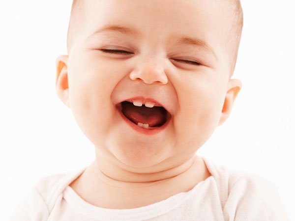 Những dấu hiệu cho thấy trẻ đang mọc răng sữa