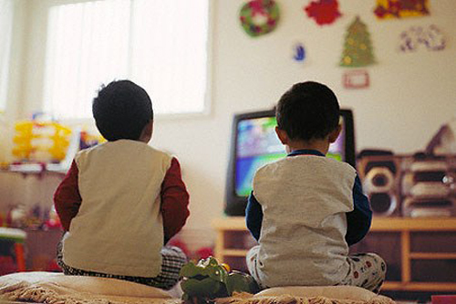 Những ảnh hưởng của việc xem nhiều TV đối với sự phát triển não bộ của trẻ nhỏ
