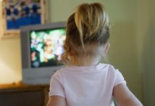 Photo of Trẻ xem TV nhiều sẽ xuất hiện thói quen có hại