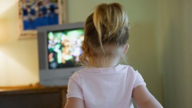 Trẻ xem TV nhiều sẽ xuất hiện thói quen có hại