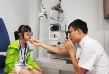 Phụ huynh nên cho bé đi kiểm tra mắt sớm nếu nghi ngờ bé có dấu hiệu suy giảm thị lực sau đây
