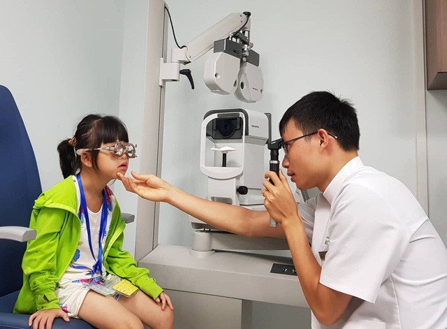 Phụ huynh nên cho bé đi kiểm tra mắt sớm nếu nghi ngờ bé có dấu hiệu suy giảm thị lực sau đây