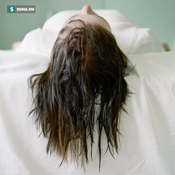Đừng để tóc ướt khi đi ngủ nếu bạn không muốn gặp phải những vấn đề về sức khỏe
