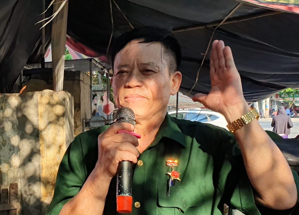 Ông Nguyễn Văn Khởi_Phó trưởng đoàn tổ chức Đoàn nghệ thuật tiếng hát Trường Sơn.