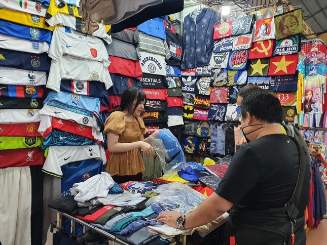 Quần áo đủ loại thương hiệu nổi tiếng thế giới được bày bán ở chợ Bến Thành, quận 