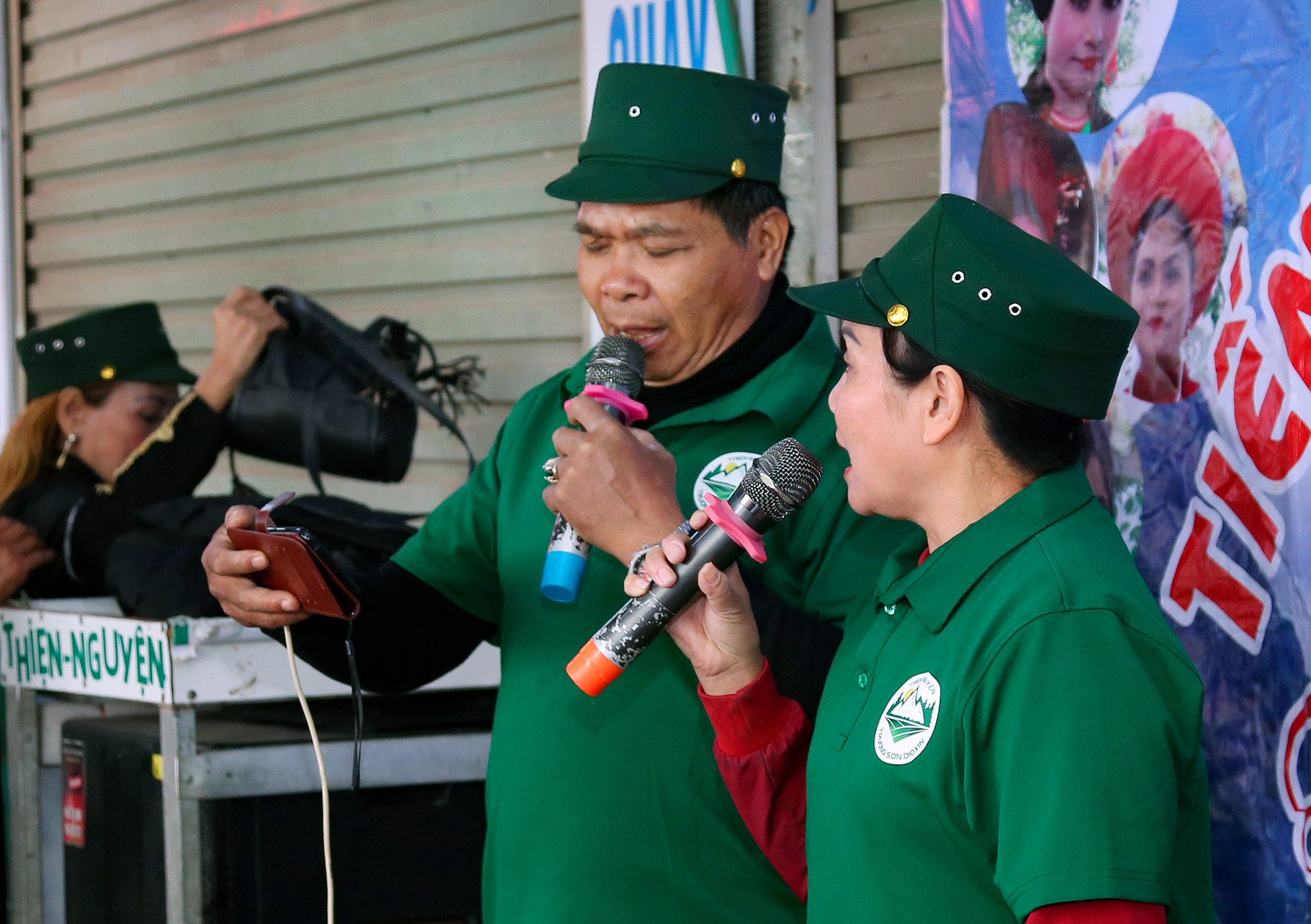 Chú Xuân trong đoàn nghệ thuật Tiếng Hát Trường Sơn đang hát tặng bệnh nhân tại bệnh viện K Tân Triều - Hà Đông