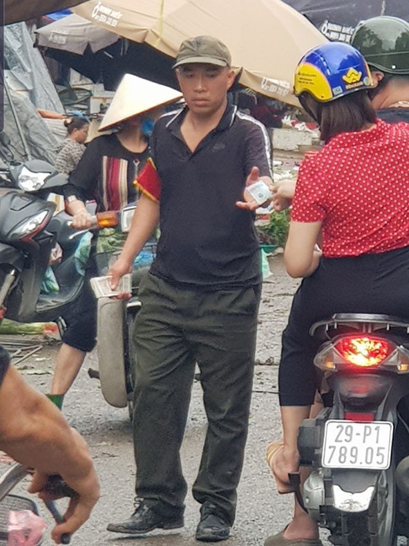 Người dân bị trấn lột tiền khi vào chợ Minh Khai