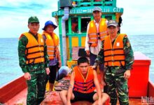 Biên phòng Cà Mau cứu hộ ngư dân trôi dạt trên biển