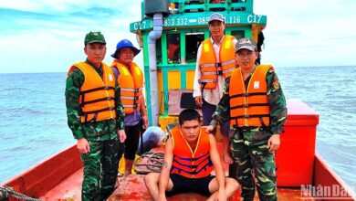 Biên phòng Cà Mau cứu hộ ngư dân trôi dạt trên biển