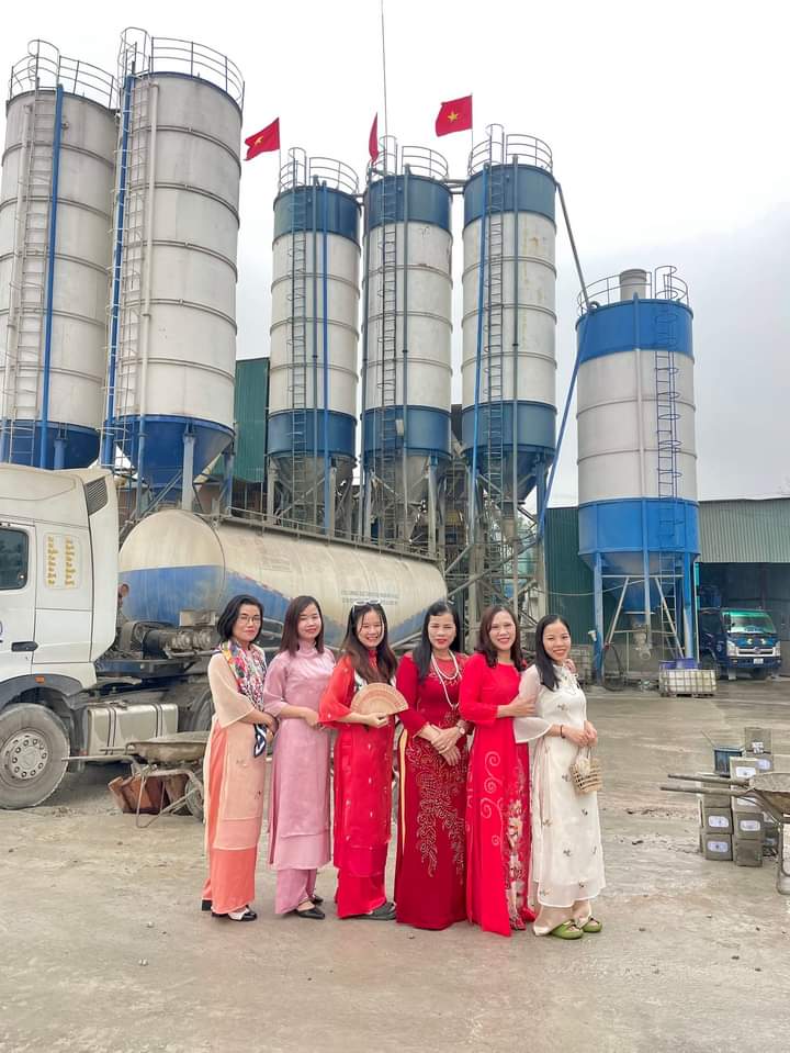 Chị Nguyễn Thị Thìn từ thứ 3 từ phải qua trái tại trạm trộn bê tông tươi công ty TNHH Xuân Hùng